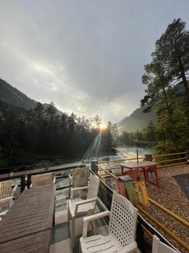riverside cafe in kasol riverside cafe in Kasol with scenic mountain and river views